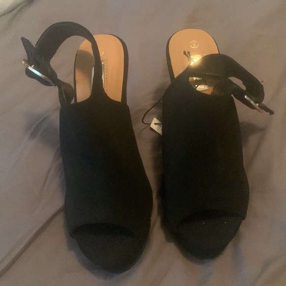 Brand new good buckle wedge heels - Picture 4 of 5